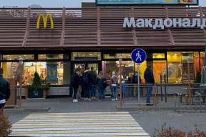 В Брянске выстроилась очередь на вход в ресторан McDonald’s