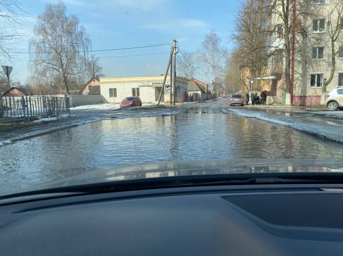 В Брянске проезжая часть улицы Жуковского превратилась в реку