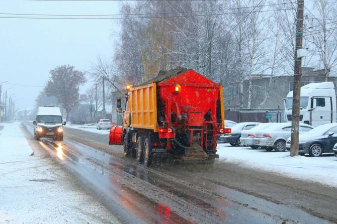 После снегопада в Брянска дороги начали обрабатывать реагентом