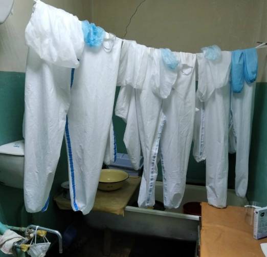Брянские медики в условиях пандемии вынуждены стирать одноразовые костюмы