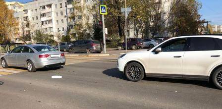 В Брянске на Советской автолюбительница на Porsche протаранила Audi