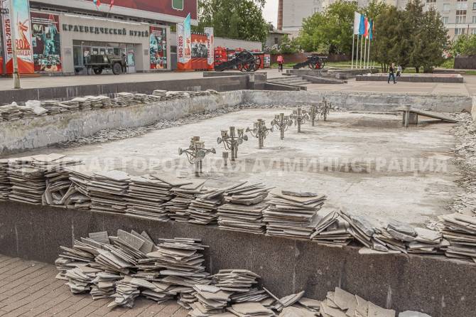 В Брянске начался ремонт фонтанов на площади Партизан