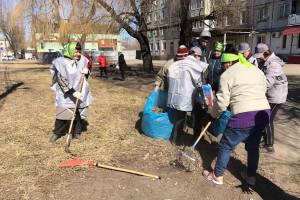 В Новозыбкове пенсионеры занялись скандинавской ходьбой и собрали мусор
