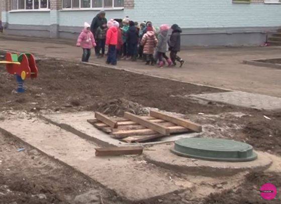 В Брянске дети рискуют травмироваться на территории новых садиков