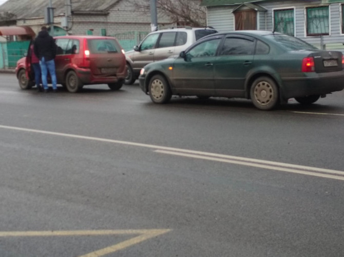 Под Брянском в Супонево столкнулись две легковушки