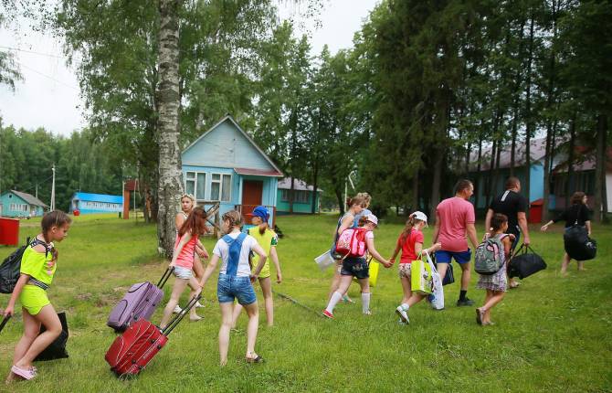 Брянским родителям вернут половину стоимости детской путевки в летний лагерь