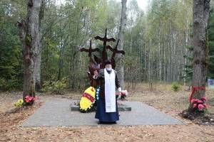В брянском посёлке Семенцы открыли памятник жителям, погибшим в годы войны