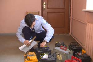 В Брянске подростки сняли 18 аккумуляторов с припаркованных во дворах машин