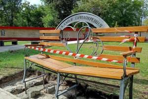 В парке поселка Белые Берега установили «Скамью примирения»