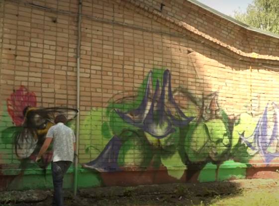 В Брянске участники фестиваля граффити преображают разные уголки города