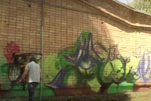 В Брянске участники фестиваля граффити преображают разные уголки города