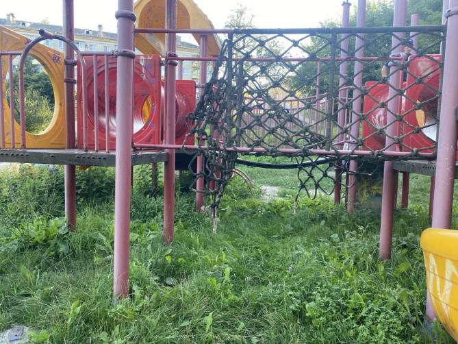 В Брянске прокуратура потребовала отремонтировать 4 аварийные детские площадки