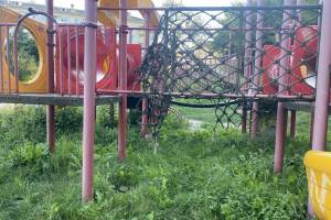 В Брянске прокуратура потребовала отремонтировать 4 аварийные детские площадки
