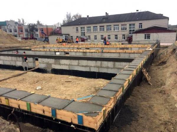 В Навле возвели фундамент пристройки детского сада
