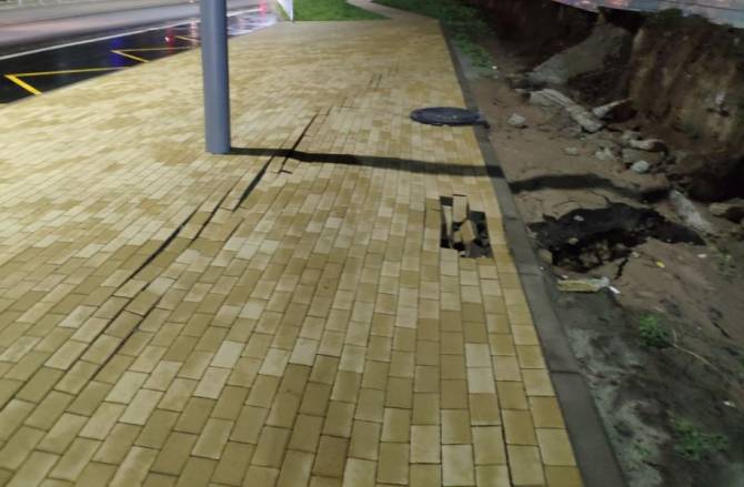 В Брянске развалился новый тротуар на улице Горбатова