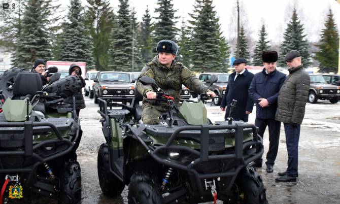 Дислоцирующиеся на Брянщине воинские части получили 40 автомобилей «Нива» и 15 квадроциклов 