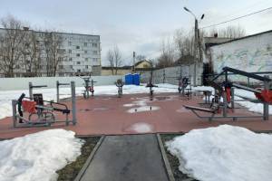 В Новозыбкове отклеилось резиновое покрытие на новой спортплощадке