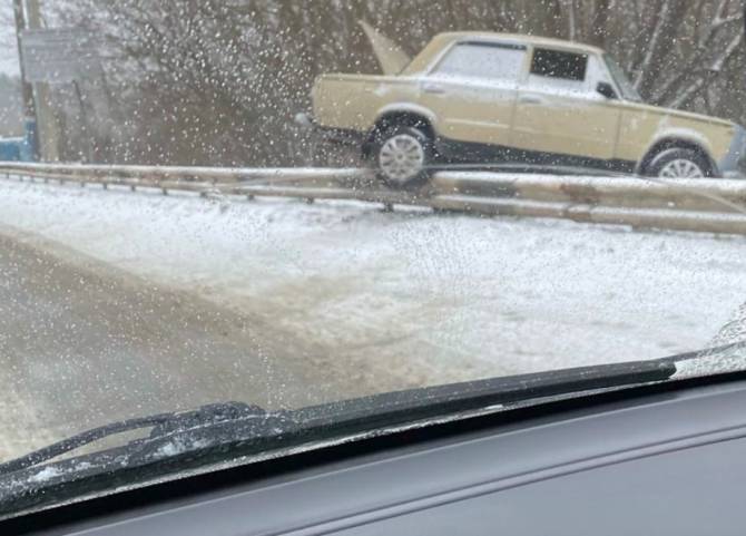В Брянске на улице Речной легковушка повисла на отбойнике