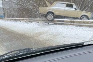 В Брянске на улице Речной легковушка повисла на отбойнике