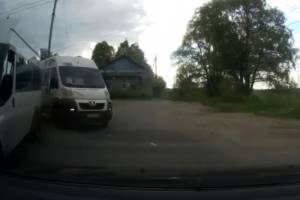 В Брянске водитель маршрутки №99 пошел в лобовую атаку на легковушку