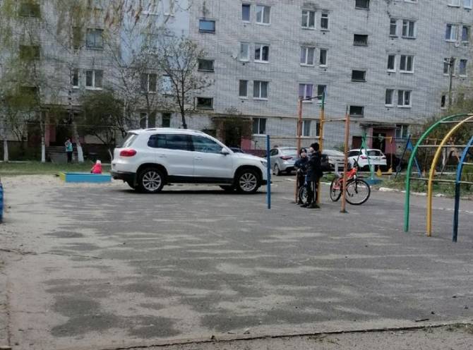 В Брянске автохама оштрафуют за стоянку на детской площадке 