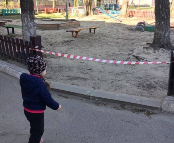 В Брянске закрыли вход на детские площадки во дворах