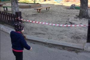 В Брянске закрыли вход на детские площадки во дворах