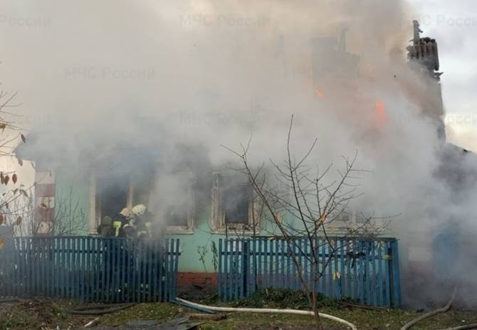 В Сельцо около часа тушили горящий дом: два человека пострадали