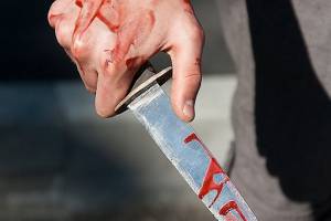В Брянске пьяные мужчины напали с ножом на прохожих