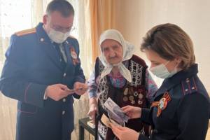 В Брянске следователи поздравили с Днем Победы 98-летнюю Татьяну Бирюкову