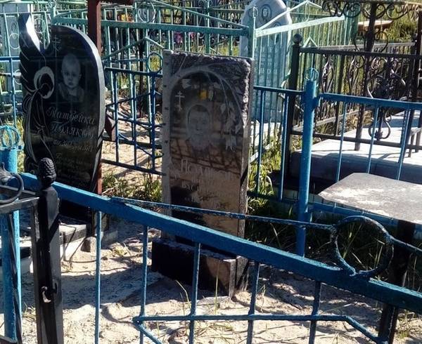 На кладбище в Карачеве вандалы разгромили памятник и сожгли венки