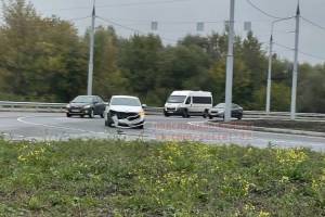 В Брянске на кольце новой дороги у Metro столкнулись две легковушки