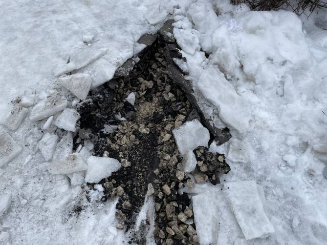 В Брянске суровые коммунальщики убрали снег вместе с асфальтом