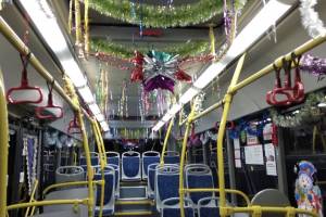 В Брянске автобус №27 украсили мишурой и новогодними открытками