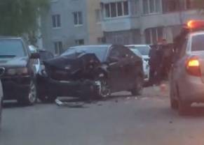 Во дворе многоэтажки на Романа Брянского пьяный водитель протаранил 4 машины