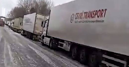 Огромная очередь из грузовиков перед брянской границей попала на видео