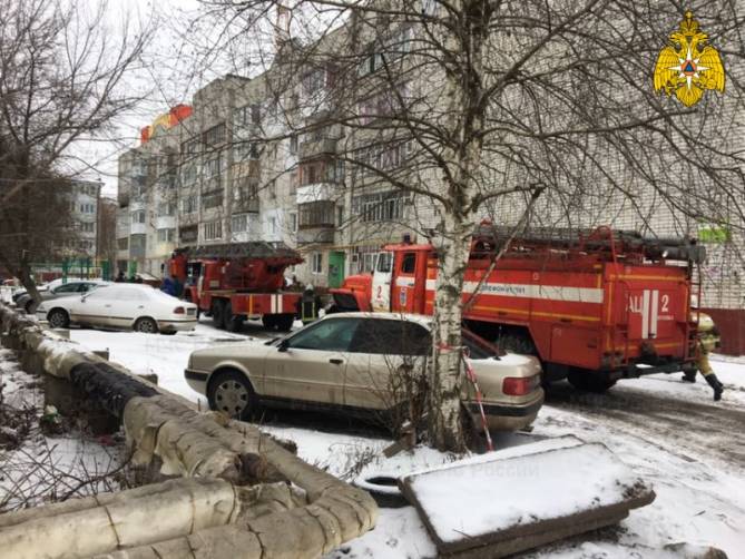 В Брянске на Спартаковской из горящей пятиэтажки эвакуировали 10 человек