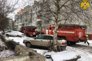 В Брянске на Спартаковской из горящей пятиэтажки эвакуировали 10 человек