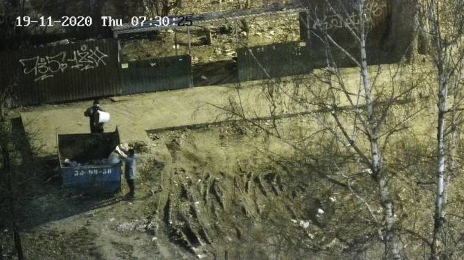 В Брянске мусорный бункер на улице Репина захламили дворники