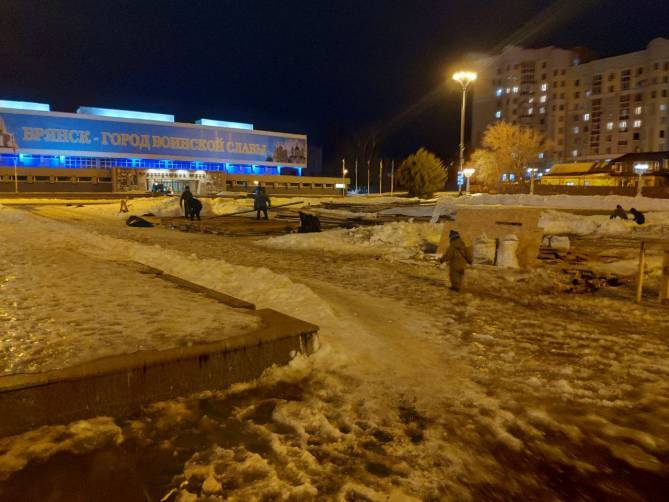 В Брянске разобрали каток и ледяную горку на площади Партизан