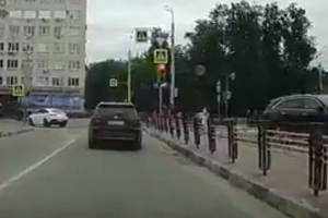 В Брянске сняли на видео лихача на легковушке