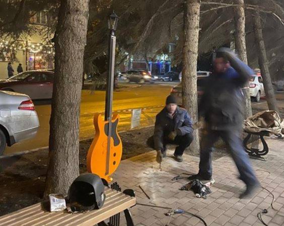 Необычный фонарь в виде гитары установили в Брянске