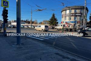 В Брянске на время ремонта перехода на «полтиннике» установят два пешеходных светофора