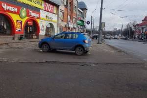 В Брянске автомобиль заехал на тротуар возле ТЦ «Тимошковых»