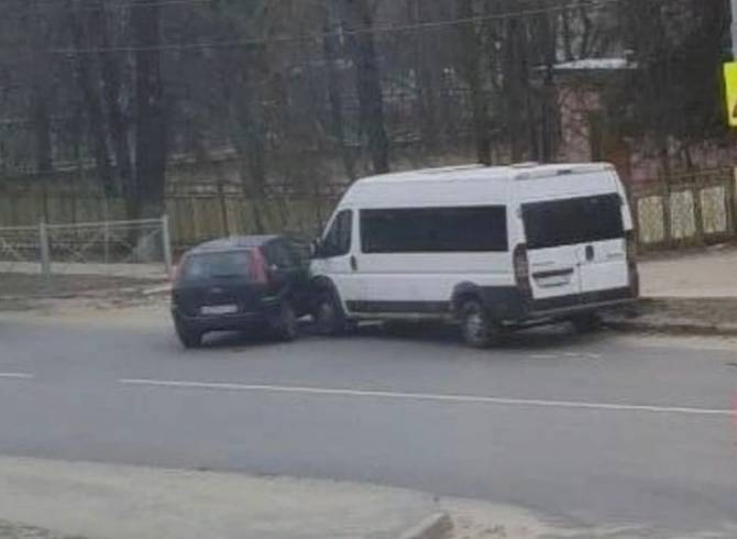 В Брянске на Камвольном в аварию попали микроавтобус и легковушка
