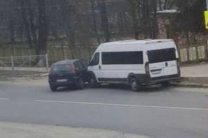 В Брянске на Камвольном в аварию попали микроавтобус и легковушка