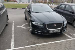 В Брянске Jaguar припарковался в месте для инвалидов