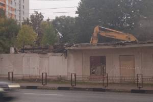 В Брянске на улице Дуки начали сносить довоенный дом
