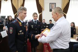 В Брянском УМВД наградили сотрудников охранно-конвойных подразделений