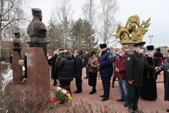 Главный брянский следователь почтил память погибших героев 6 роты
